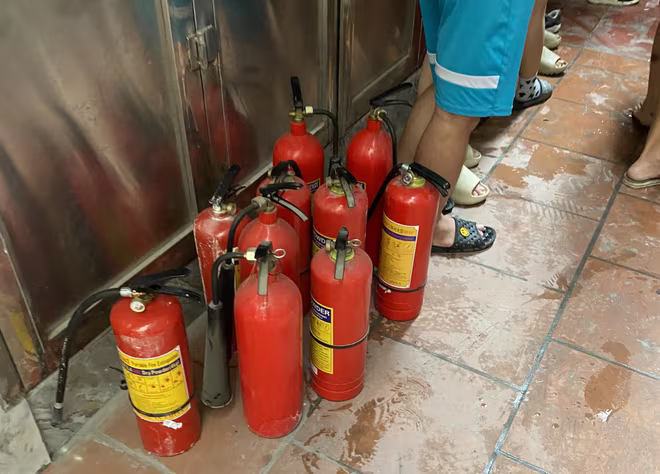Nhờ trang bị phương tiện đầy đủ và được hướng dẫn kỹ năng chữa cháy, nên các thành viên khu vực có điểm chữa cháy công cộng đã xử lý dập tắt, ngăn cháy lan hiệu quả, an toàn Nhờ trang bị phương tiện đầy đủ và được hướng dẫn kỹ năng chữa cháy, nên các thành viên khu vực có điểm chữa cháy công cộng đã xử lý dập tắt, ngăn cháy lan hiệu quả, an toàn