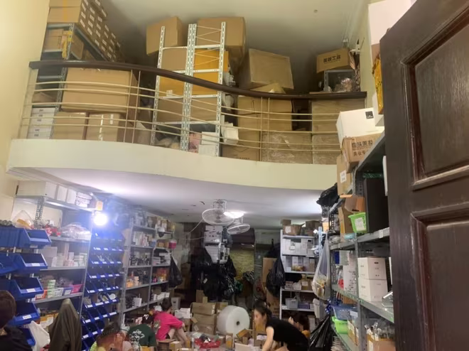 Cơ quan Công an phát hiện số lượng lớn hàng hoá mỹ phẩm không rõ nguồn gốc, hoá đơn chứng từ Cơ quan Công an phát hiện số lượng lớn hàng hoá mỹ phẩm không rõ nguồn gốc, hoá đơn chứng từ