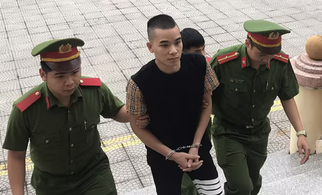 Cơ quan Công an dẫn giải đối tượng Bùi Văn Tây vào phòng xét xử