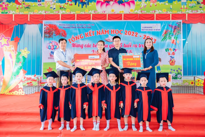 Lãnh đạo Công ty TNHH Luxshare - ICT (KCN Vân Trung) tặng nhiều suất quà cho trường mầm non Bích Sơn, huyện Việt Yên, tỉnh Bắc Giang Lãnh đạo Công ty TNHH Luxshare - ICT (KCN Vân Trung) tặng nhiều suất quà cho trường mầm non Bích Sơn, huyện Việt Yên, tỉnh Bắc Giang