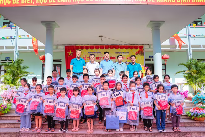 Công đoàn Công ty TNHH Luxshare - ICT (Vân Trung) tặng quà cho các em học sinh Trường Tiểu học Lãng Sơn Công đoàn Công ty TNHH Luxshare - ICT (Vân Trung) tặng quà cho các em học sinh Trường Tiểu học Lãng Sơn