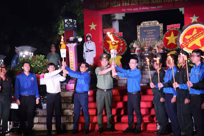 Lễ thắp nến tri ân các anh hùng liệt sỹ tại Nghĩa trang Liệt sĩ Đồi 82, huyện Tân Biên, tối 26/7/2023 Lễ thắp nến tri ân các anh hùng liệt sỹ tại Nghĩa trang Liệt sĩ Đồi 82, huyện Tân Biên, tối 26/7/2023