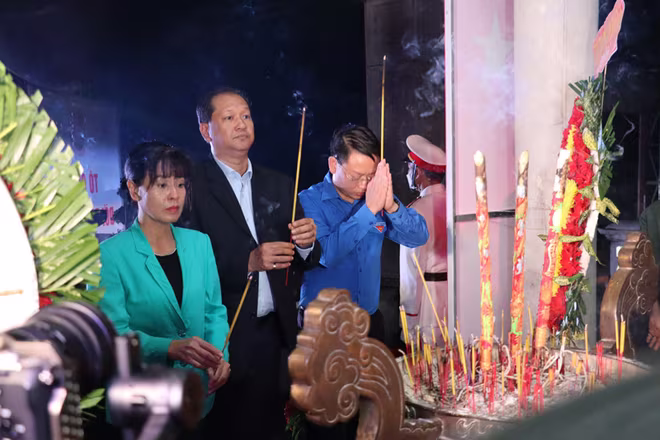 Lễ thắp nến tri ân các anh hùng liệt sỹ tại Nghĩa trang Liệt sĩ Đồi 82, huyện Tân Biên, tối 26/7/2023 Lễ thắp nến tri ân các anh hùng liệt sỹ tại Nghĩa trang Liệt sĩ Đồi 82, huyện Tân Biên, tối 26/7/2023