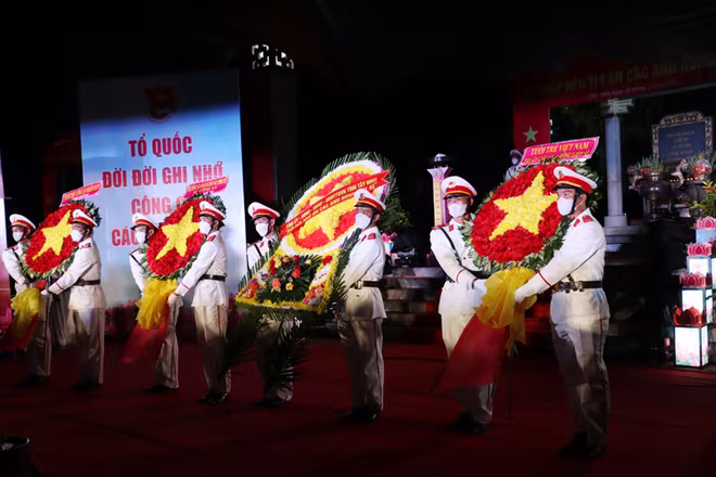 Lễ thắp nến tri ân các anh hùng liệt sỹ tại Nghĩa trang Liệt sĩ Đồi 82, huyện Tân Biên, tối 26/7/2023 Lễ thắp nến tri ân các anh hùng liệt sỹ tại Nghĩa trang Liệt sĩ Đồi 82, huyện Tân Biên, tối 26/7/2023