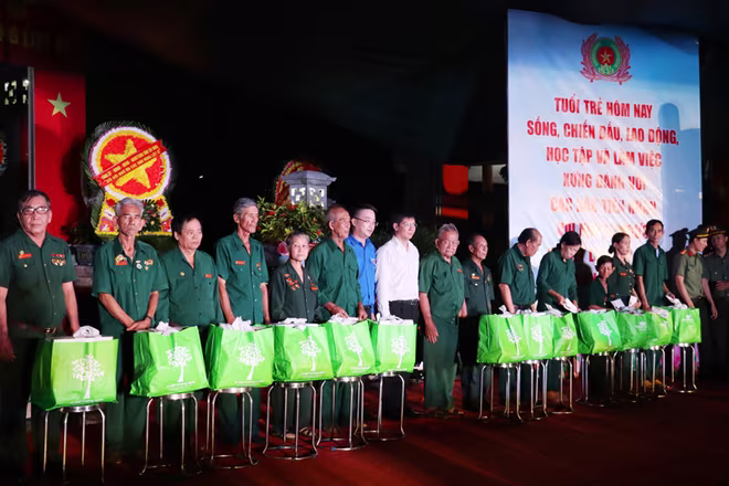 Hoạt động an sinh xã hội trao quà cho những CCB và người có hoàn cảnh khó khăn Hoạt động an sinh xã hội trao quà cho những CCB và người có hoàn cảnh khó khăn