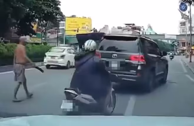 Hình ảnh người đàn ông phi dao vỡ kính xe ô tô đang di chuyển trên đường Nguyễn Văn Cừ Hình ảnh người đàn ông phi dao vỡ kính xe ô tô đang di chuyển trên đường Nguyễn Văn Cừ