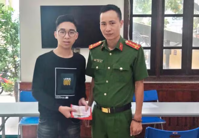 Công an phường Yên Phụ đã tìm chủ nhân và trao trả tài sản cho người đánh rơi Công an phường Yên Phụ đã tìm chủ nhân và trao trả tài sản cho người đánh rơi