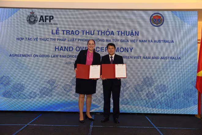 Trung tướng Nguyễn Văn Viện, Cục trưởng Cục Cảnh sát điều tra tội phạm về ma túy và Trung tướng Lesa Gale, Phó Tư lệnh Cảnh sát Liên bang Australia trao ký kết hợp tác Trung tướng Nguyễn Văn Viện, Cục trưởng Cục Cảnh sát điều tra tội phạm về ma túy và Trung tướng Lesa Gale, Phó Tư lệnh Cảnh sát Liên bang Australia trao ký kết hợp tác