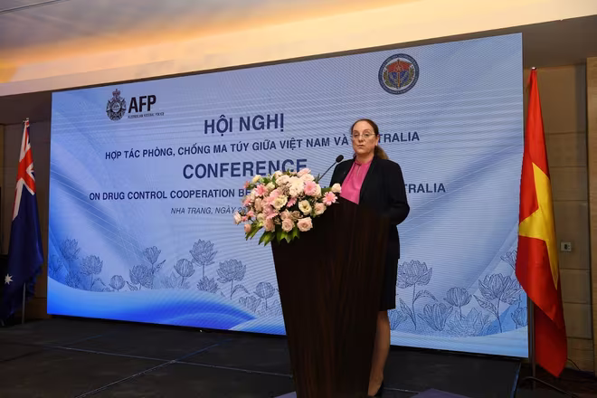 Trung tướng Lesa Gale, Phó Tư lệnh Cảnh sát Liên bang Australia phát biểu tại hội nghị Trung tướng Lesa Gale, Phó Tư lệnh Cảnh sát Liên bang Australia phát biểu tại hội nghị