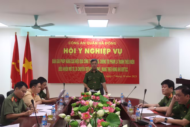 Đại tá Nguyễn Ngọc Quyền, Trưởng CAQ Hà Đông nêu bật tình hình ANTT và bàn giải pháp nâng cao hiệu quả công tác phòng chống tội phạm là thanh, thiếu niên điều khiển mô tô, di chuyển trên đường phố mang theo hung khí gây rối trật tự công cộng Đại tá Nguyễn Ngọc Quyền, Trưởng CAQ Hà Đông nêu bật tình hình ANTT và bàn giải pháp nâng cao hiệu quả công tác phòng chống tội phạm là thanh, thiếu niên điều khiển mô tô, di chuyển trên đường phố mang theo hung khí gây rối trật tự công cộng