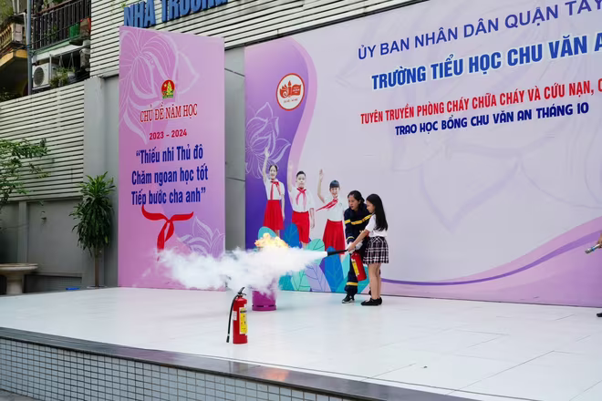 Công an quận Tây Hồ tuyên truyền hướng dẫn các kiến thức kỹ năng PCCC&CNCH tại trường Tiểu học Chu Văn An Công an quận Tây Hồ tuyên truyền hướng dẫn các kiến thức kỹ năng PCCC&CNCH tại trường Tiểu học Chu Văn An