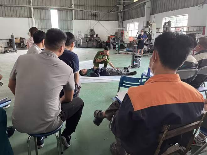 Cảnh sát PCCC và CNCH hướng dẫn cán bộ, công nhân viên biện pháp cứu nạn