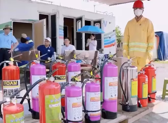 Thử nghiệm bình chữa cháy nhãn hiệu Orion OR-6 sử dụng công nghệ nước và foam đặc biệt, các viên pin không có hiện tượng nổ, không có khói, nhiệt độ giảm sâu dưới 60 độ C Thử nghiệm bình chữa cháy nhãn hiệu Orion OR-6 sử dụng công nghệ nước và foam đặc biệt, các viên pin không có hiện tượng nổ, không có khói, nhiệt độ giảm sâu dưới 60 độ C