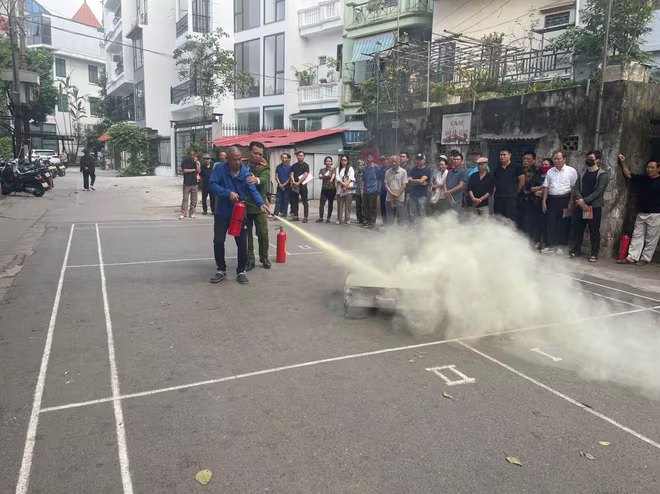 Các học viên thực hành sử dụng bình chữa cháy xách tay