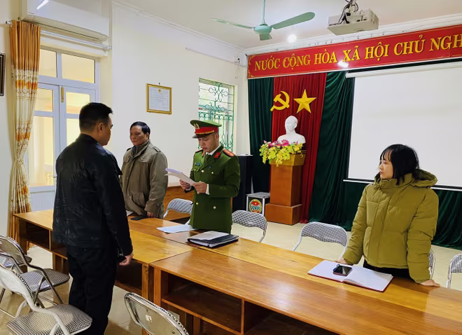 Cơ quan CSĐT Công an tỉnh Bắc Kạn tống đạt quyết định khởi tố bị can, lệnh cấm đi khỏi nơi cư trú đối với Lý Ngọc Thành