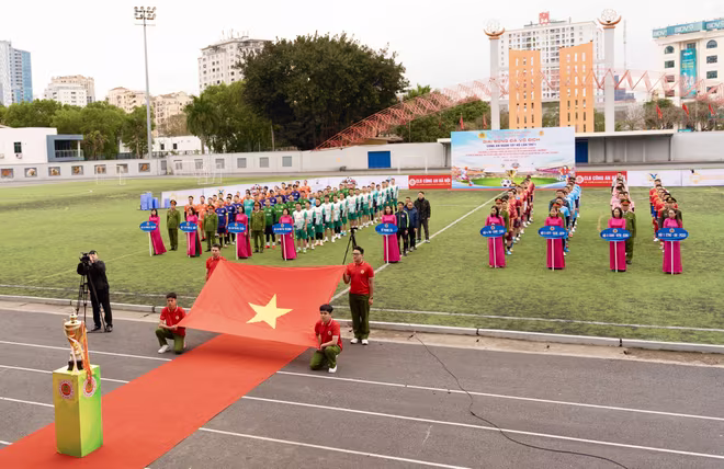 Ban tổ chức thực hiện nghi thức Chào cờ khai mạc