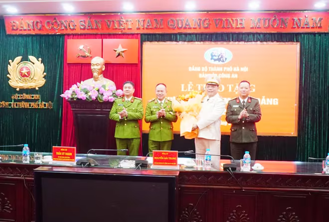 Các đồng chí trong Ban giám đốc Công an thành phố tặng hoa chúc mừng Trung tướng Nguyễn Hải Trung Các đồng chí trong Ban giám đốc Công an thành phố tặng hoa chúc mừng Trung tướng Nguyễn Hải Trung