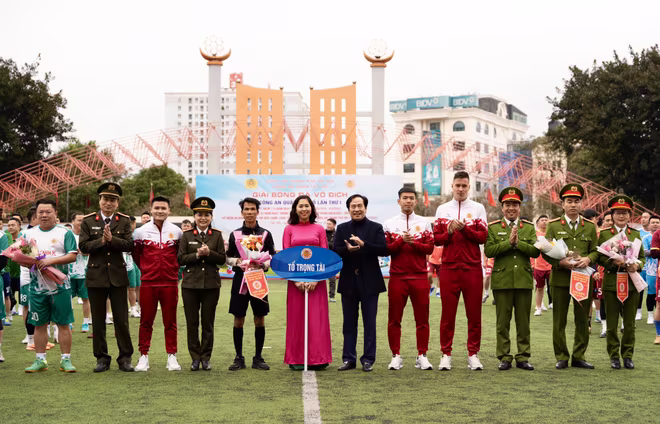 Đồng chí Nguyễn Anh Tuấn, Phó Bí thư Thường trực Quận ủy Tây Hồ cùng đại diện chỉ huy Phòng chức năng CATP và Ban chỉ huy CAQ Tây Hồ tặng hoa chúc mừng đại diện các đơn vị, đội bóng tham gia thi đấu