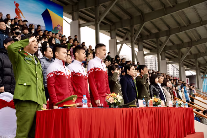 Các đại biểu thực hiện nghi thức chào cờ Tổ quốc trước giờ khai mạc
