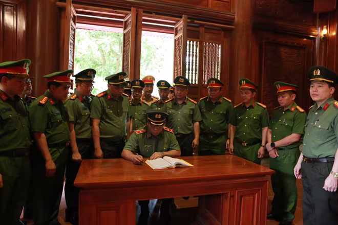 Trung tướng Nguyễn Hải Trung - Ủy viên Ban Thường vụ Thành ủy, Bí thư Đảng ủy, Giám đốc Công an thành phố Hà Nội ghi sổ lưu niệm tại Khu Di tích lịch sử đặc biệt Quốc gia Kim Liên - khu tưởng niệm Chủ tịch Hồ Chí Minh, tại xã Kim Liên, huyện Nam Đàn, Nghệ An