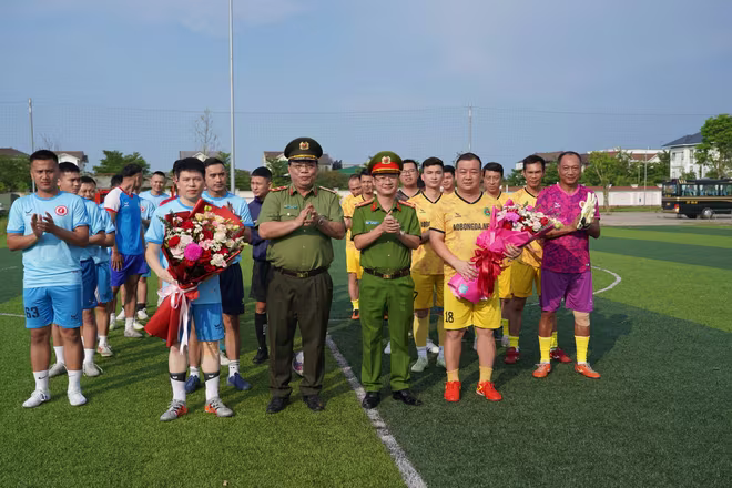 Trung tướng Nguyễn Hải Trung và Đại tá Trần Ngọc Tuấn, Phó Giám đốc Công an tỉnh Nghệ An tặng hoa chúc mừng các cầu thủ 2 đội tuyển