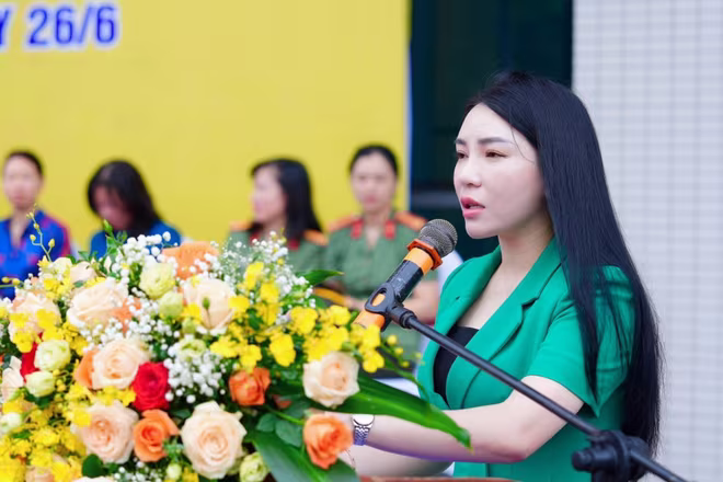 Phó Chủ tịch UBND quận Tây Hồ Bùi Thị Lan Phương phát biểu tại Lễ phát động hưởng ứng Tháng hành động và ngày toàn dân phòng, chống ma túy năm 2024