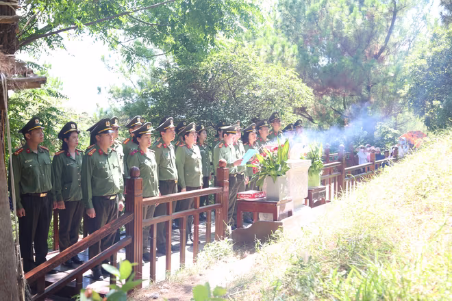 Cụm thi đua số 4 - CATP lễ dâng hoa, dâng hương, thành kính trước Anh linh Đại tướng Võ Nguyên Giáp - vị Đại tướng của nhân dân Cụm thi đua số 4 - CATP lễ dâng hoa, dâng hương, thành kính trước Anh linh Đại tướng Võ Nguyên Giáp - vị Đại tướng của nhân dân