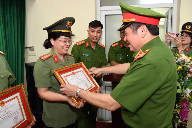 Trung tướng Nguyễn Văn Viện, Cục trưởng Cục Cảnh sát điều tra tội phạm về ma túy trao khen thưởng cho cá nhân có thành tích xuất sắc Trung tướng Nguyễn Văn Viện, Cục trưởng Cục Cảnh sát điều tra tội phạm về ma túy trao khen thưởng cho cá nhân có thành tích xuất sắc