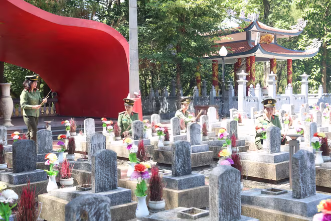 Đoàn công tác Cụm thi đua số 4- CATP tri ân các Anh hùng liệt sỹ Đoàn công tác Cụm thi đua số 4- CATP tri ân các Anh hùng liệt sỹ