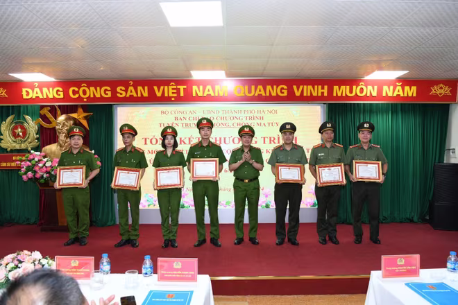 Trung tướng Nguyễn Văn Viện trao khen thưởng cho tập thể và cá nhân có thành tích xuất sắc Trung tướng Nguyễn Văn Viện trao khen thưởng cho tập thể và cá nhân có thành tích xuất sắc