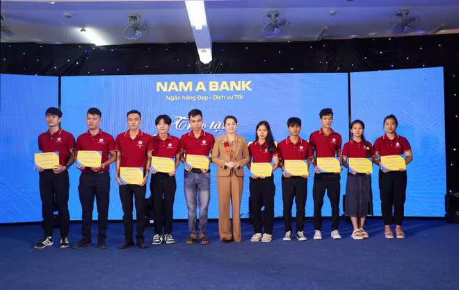 Đại diện Ngân hàng TMCP Nam Á trao học bổng cho sinh viên