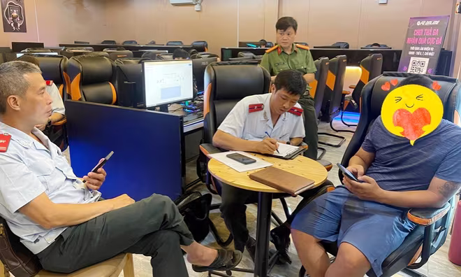 Tổ công tác lập biên bản xử phạt vi phạm cơ sở kinh doanh trò chơi điện tử...