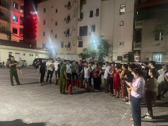 Đội Cảnh sát PCCC và CNCH - CAQ Nam Từ Liêm hướng dẫn các chủ nhà trọ, người thuê trọ cách sử dụng phương tiện PCCC và biện pháp thoát nạn an toàn Đội Cảnh sát PCCC và CNCH - CAQ Nam Từ Liêm hướng dẫn các chủ nhà trọ, người thuê trọ cách sử dụng phương tiện PCCC và biện pháp thoát nạn an toàn