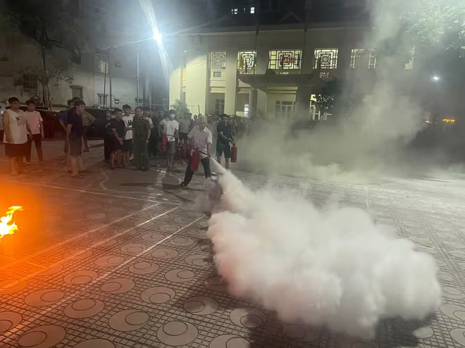 Các học viên thực hành chữa cháy giả định Các học viên thực hành chữa cháy giả định