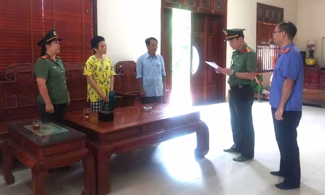 Cơ quan An ninh điều tra Công an tỉnh Bắc Giang thực hiện Lệnh khám xét nơi ở của Hiên (người mặc áo vàng) Cơ quan An ninh điều tra Công an tỉnh Bắc Giang thực hiện Lệnh khám xét nơi ở của Hiên (người mặc áo vàng)