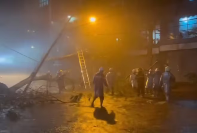 Lực lượng CAHN dầm mình trong mưa xuyên đêm vì sự an toàn của nhân dân Lực lượng CAHN dầm mình trong mưa xuyên đêm vì sự an toàn của nhân dân