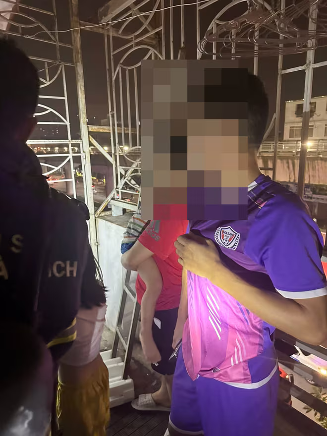 Người dân được hướng dẫn thoát nạn an toàn