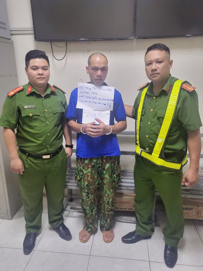 Tổ công tác CAH Thanh Trì kiểm tra nồng độ cồn phát hiện đối tượng cất giấu ma túy