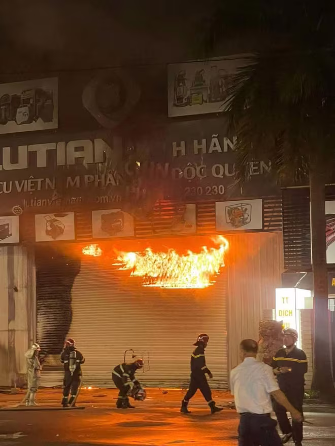 Lực lượng cứu hoả nhanh chóng tiếp cận dập lửa và tìm kiếm cứu nạn Lực lượng cứu hoả nhanh chóng tiếp cận dập lửa và tìm kiếm cứu nạn