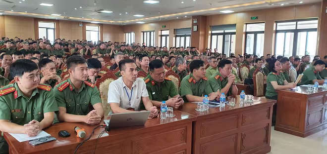 Các đại biểu và học viên tham dự chương trình Các đại biểu và học viên tham dự chương trình