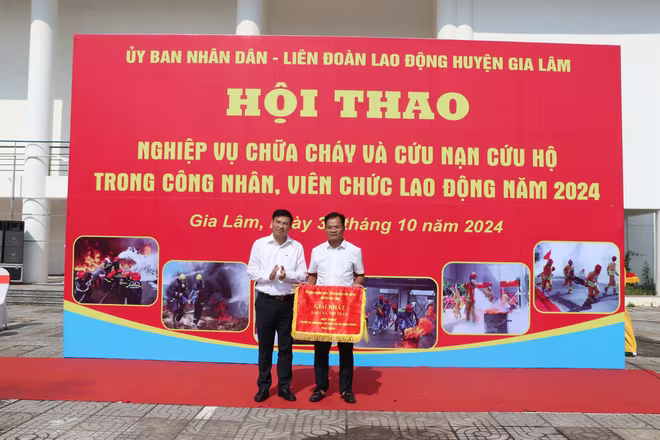 Ông Dương Viết Cường, Phó Chủ tịch UBND huyện Gia Lâm trao giải Nhất cho khối xã, thị trấn Ông Dương Viết Cường, Phó Chủ tịch UBND huyện Gia Lâm trao giải Nhất cho khối xã, thị trấn