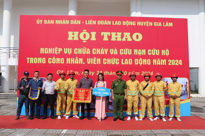 Thượng tá Phạm Văn Hậu, trao giải Nhất cho khối doanh nghiệp Thượng tá Phạm Văn Hậu, trao giải Nhất cho khối doanh nghiệp