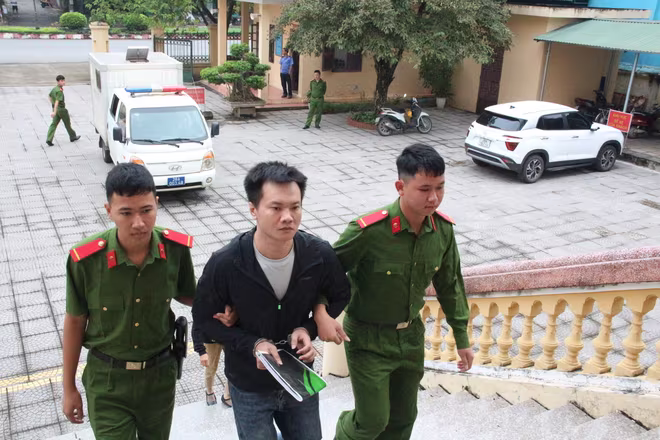 Cơ quan Công an dẫn giải đối tượng Trịnh Ngọc Vinh đến phiên tòa xét xử