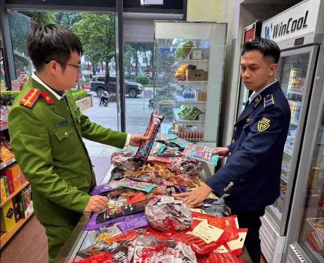 CAQ Tây Hồ liên tục kiểm tra phát hiện nhiều cơ cở kinh doanh hàng lậu