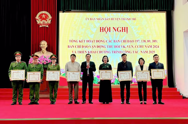 Lãnh đạo huyện Thanh Trì khen thưởng tập thể, cá nhân có thành tích trong công tác bảo vệ an ninh Quốc gia, đảm bảo trật tự an toàn xã hội, đấu tranh phòng, chống các loại tội phạm và vi phạm pháp luật, đảm bảo trật tự an toàn giao thông, trật tự văn minh đô thị trên địa bàn Lãnh đạo huyện Thanh Trì khen thưởng tập thể, cá nhân có thành tích trong công tác bảo vệ an ninh Quốc gia, đảm bảo trật tự an toàn xã hội, đấu tranh phòng, chống các loại tội phạm và vi phạm pháp luật, đảm bảo trật tự an toàn giao thông, trật tự văn minh đô thị trên địa bàn