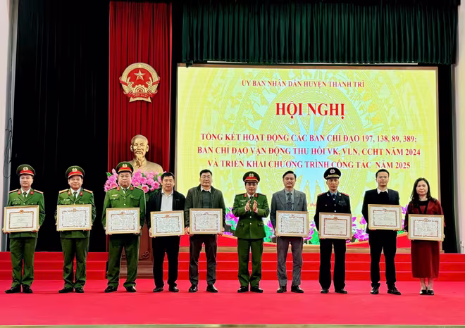 Các tập thể, cá nhân được khen thưởng trong công tác bảo vệ an ninh Quốc gia, đảm bảo trật tự an toàn xã hội, đấu tranh phòng, chống các loại tội phạm và vi phạm pháp luật, đảm bảo trật tự an toàn giao thông, trật tự văn minh đô thị trên địa bàn huyện Thanh Trì Các tập thể, cá nhân được khen thưởng trong công tác bảo vệ an ninh Quốc gia, đảm bảo trật tự an toàn xã hội, đấu tranh phòng, chống các loại tội phạm và vi phạm pháp luật, đảm bảo trật tự an toàn giao thông, trật tự văn minh đô thị trên địa bàn huyện Thanh Trì