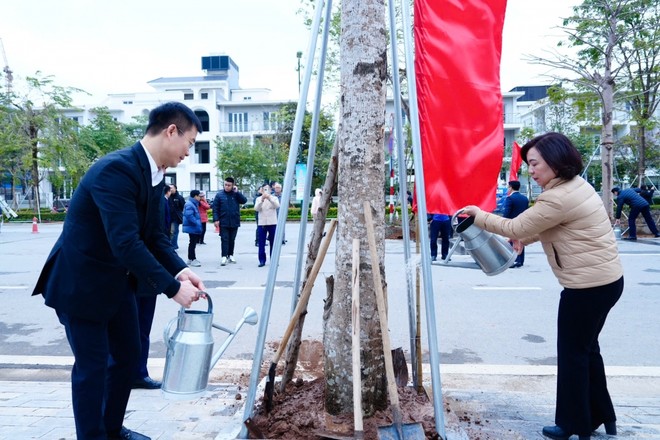 Bà Lê Thị Thu Hằng, Bí thư Quận uỷ Tây Hồ trồng cây trong lễ phát động...