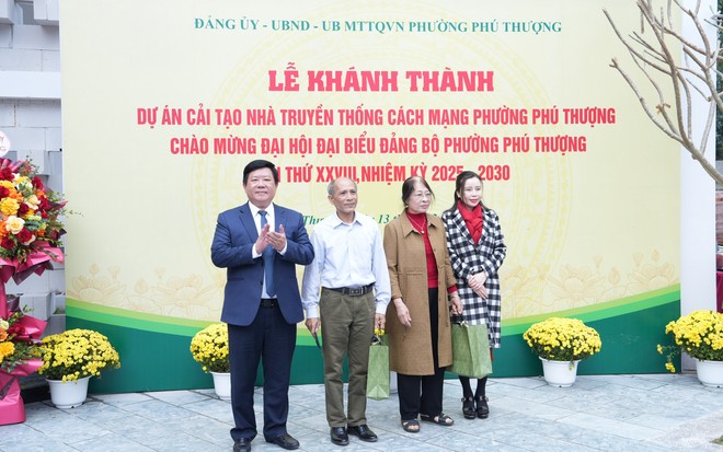 Lãnh đạo quận Tây Hồ tặng quà các gia đình có công với cách mạng và gia đình các thân nhân liệt sĩ trên địa bàn phường Phú Thượng