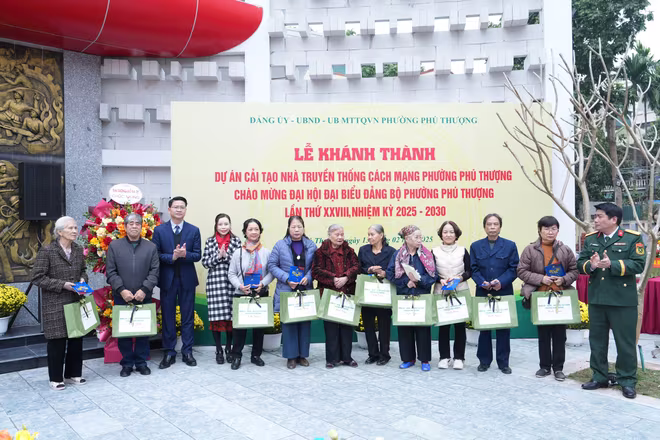 Lãnh đạo quận Tây Hồ tặng quà các gia đình có công với cách mạng và gia đình các thân nhân liệt sĩ trên địa bàn phường Phú Thượng Lãnh đạo quận Tây Hồ tặng quà các gia đình có công với cách mạng và gia đình các thân nhân liệt sĩ trên địa bàn phường Phú Thượng