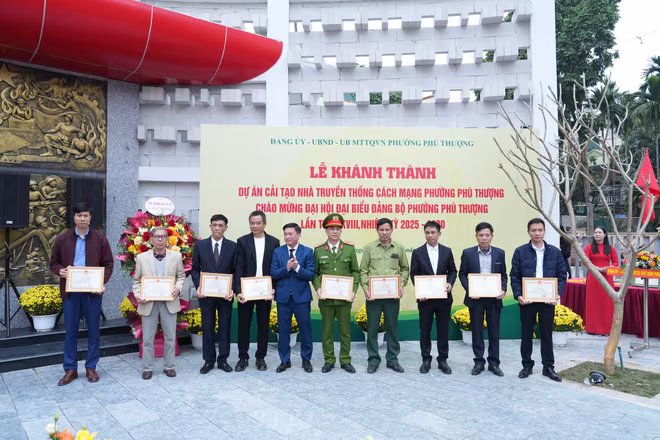 Lãnh đạo phường Phú Thượng trao khen thưởng cho các tập thể, cá nhân có thành tích xuất sắc trong việc thực hiện dự án Lãnh đạo phường Phú Thượng trao khen thưởng cho các tập thể, cá nhân có thành tích xuất sắc trong việc thực hiện dự án